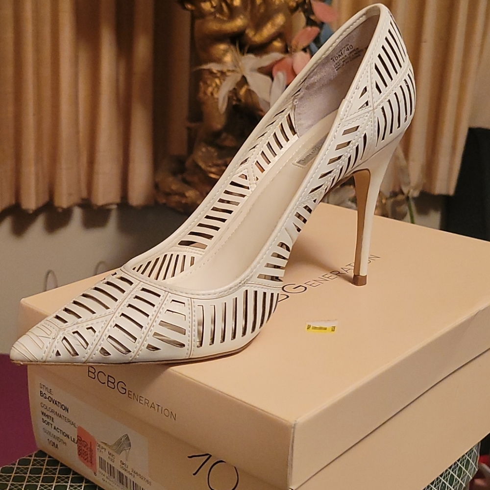 BCBG Pump